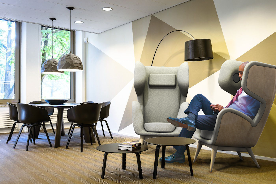 maans-prototype-senseat-one-salon-lounge