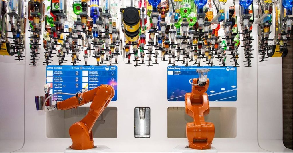 Walter, le premier robot barman européen sert des cocktails à Strasbourg