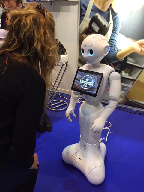Pepper Robot MasterCard Pizza Hut Relation client