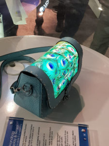 Un sac à main équipée d'un écran souple CES2019_Royole_ecran_souple