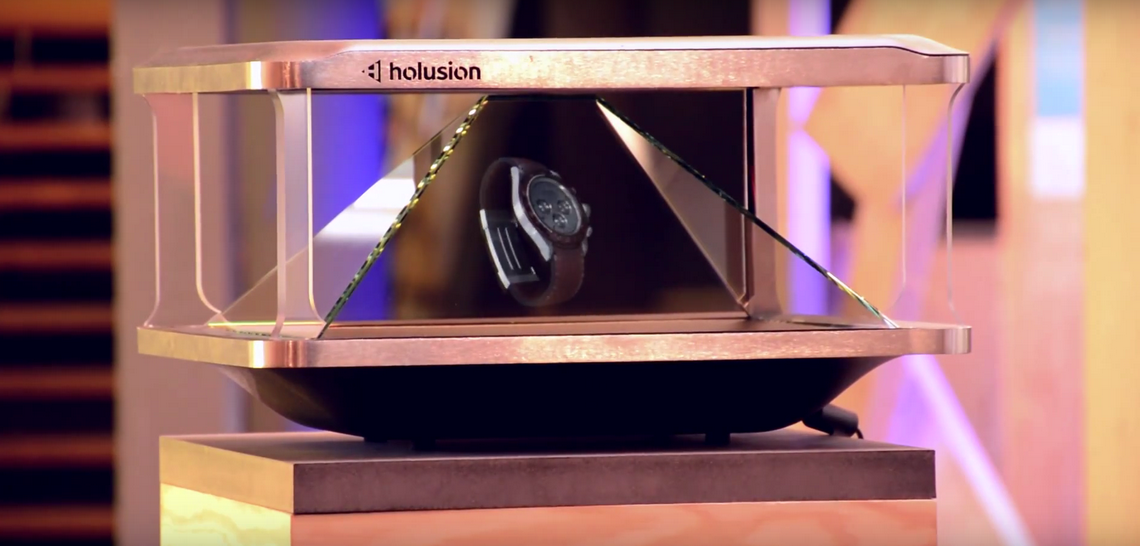 Un hologramme de la société Holusion (qui donne l'illusion d'être à l'heure?)