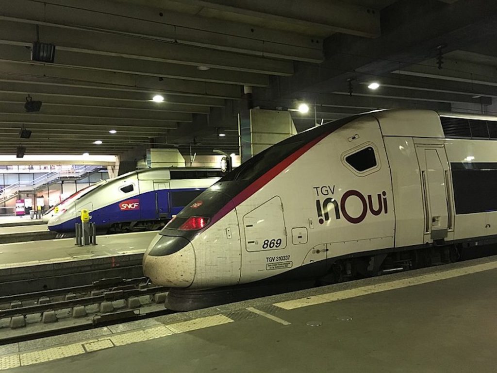 Deux TGV à quai en gare de Paris-Montparnasse SNCF-tgv-prototype-train-autonome