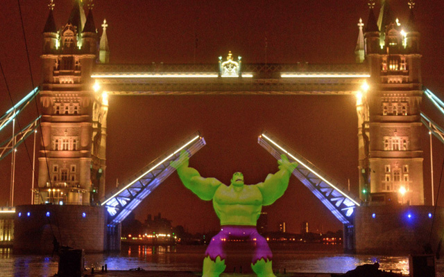 hulk_hologram_tower_bridge
