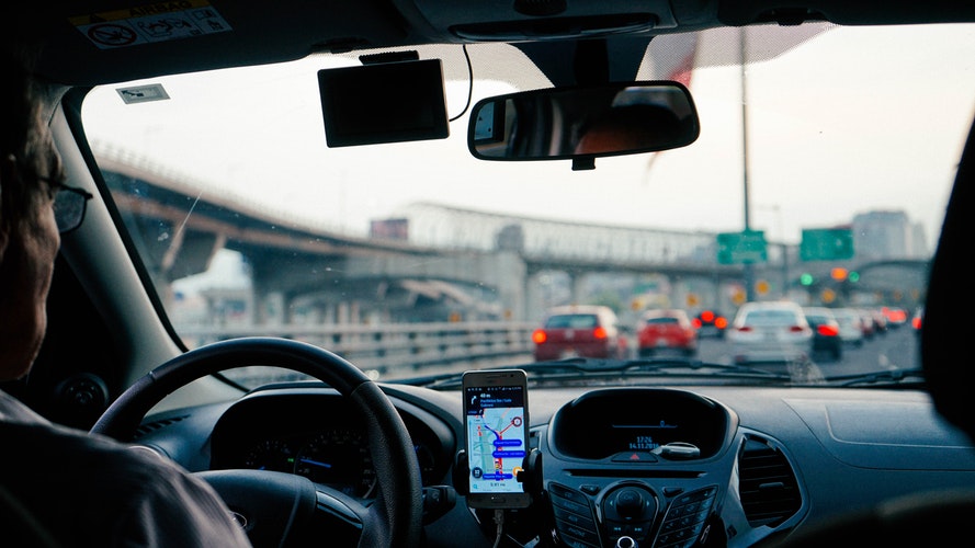 Des-cybercriminels-utilisent-Uber-et-Airbnb-pour-blanchir-de-l-argent