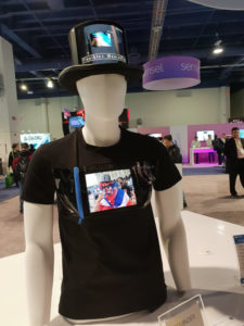 Un écran souple est apposé à un t-shirt et à un chapeau pour diffuser du contenu CES2019_Royole_ecran