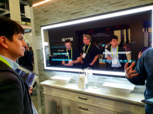 Un miroir connecté diffusant les informations qu'on lui demande CES2019_Kohler_Konnect_mirroir