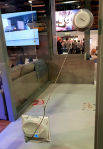 Le robot lave les vitres de manière autonome CES2019_robot_laveur_vitres