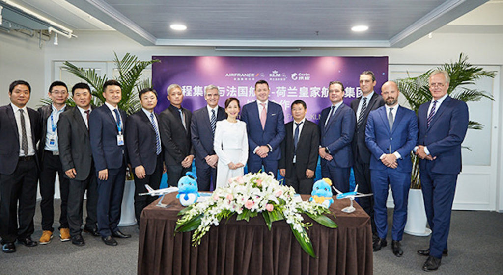 Des membres des comités de direction d'Air France-KLM et de Ctrip prennent la pause suite la signature d'un partenariat Air-France-KLM-et-Ctrip-s-allient-pour-mieux-servir-la-Chine