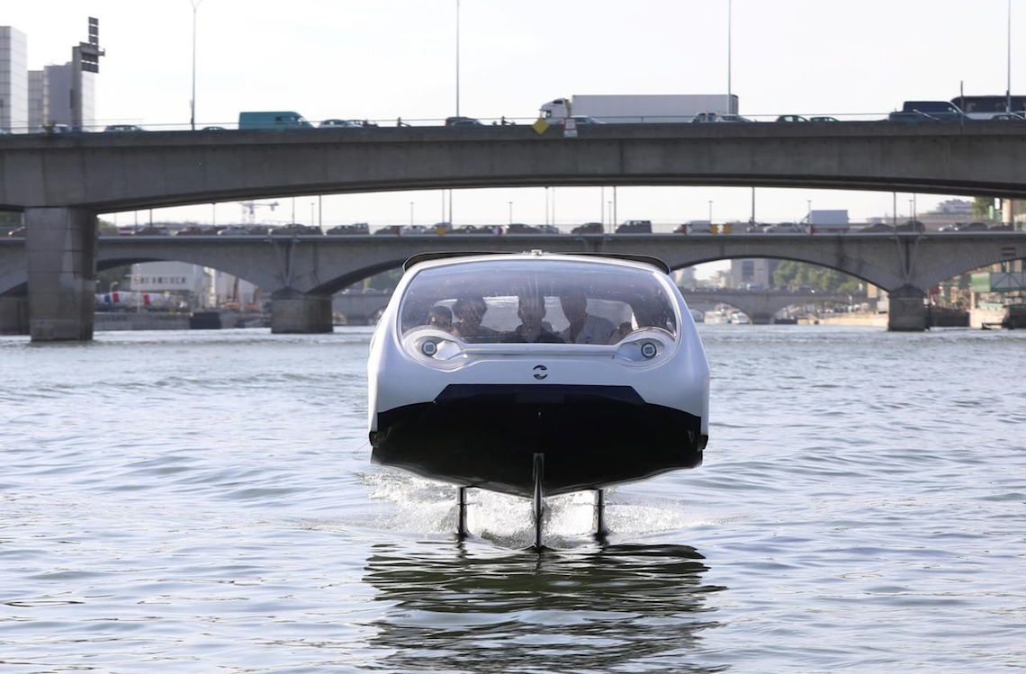 un prototype de Bulle naviguant avec 4 passagers à bord Sea-Bubbles-les-bateaux-volants-electriques-francais-navigueront-a-Miami-