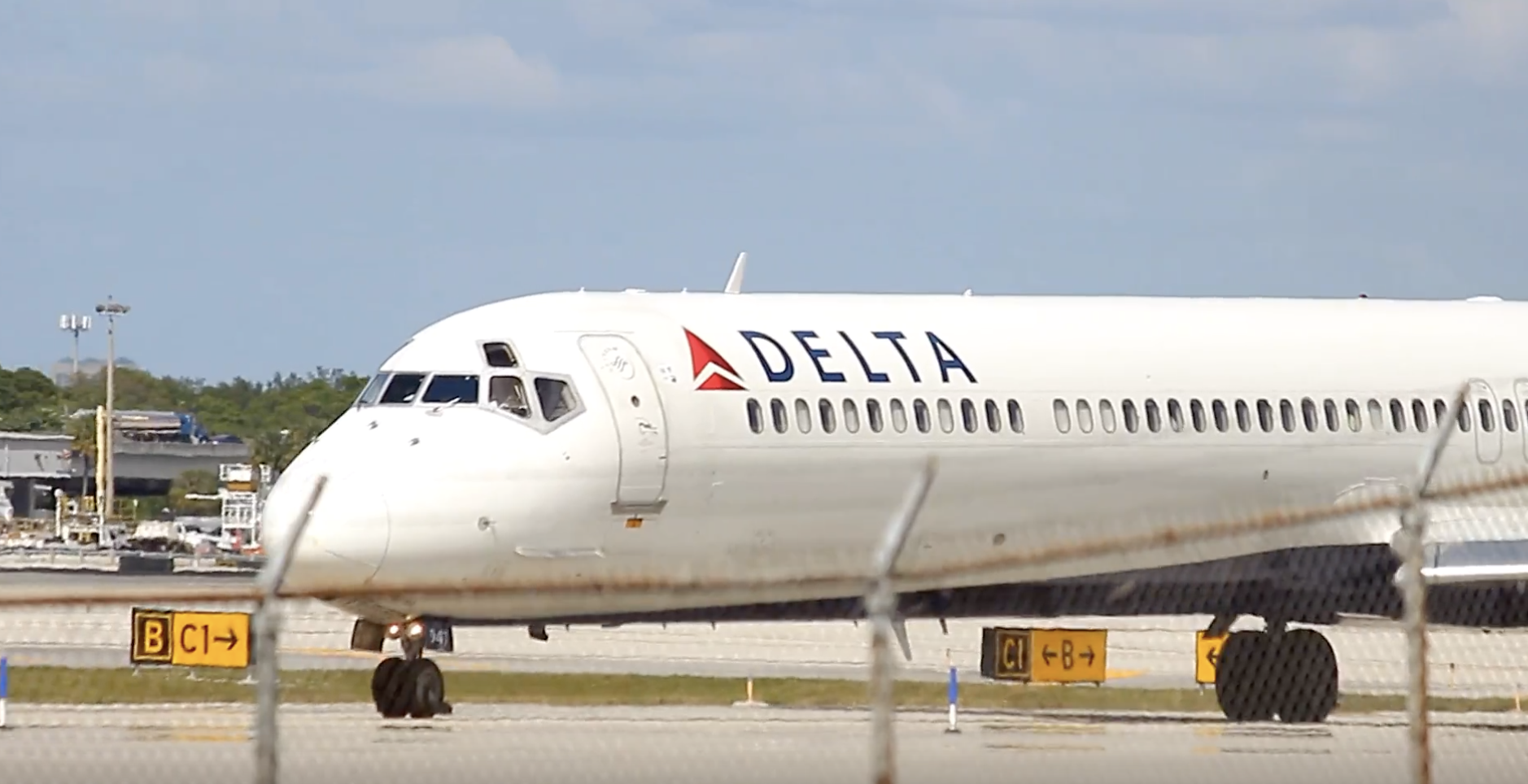 États-Unis : Un avion de Delta atterrit en urgence suite à une défaillance moteur