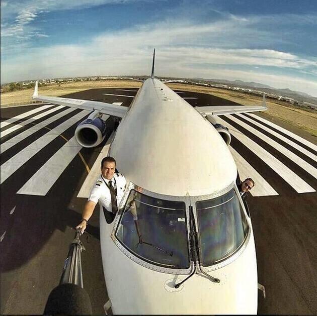 Macao interdit les perches à selfie à bord des avions Macao interdit les perches à selfie à bord des avions