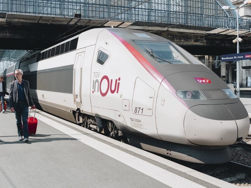 TGV Inoui arrive à Lille TGV Inoui arrive à Lille