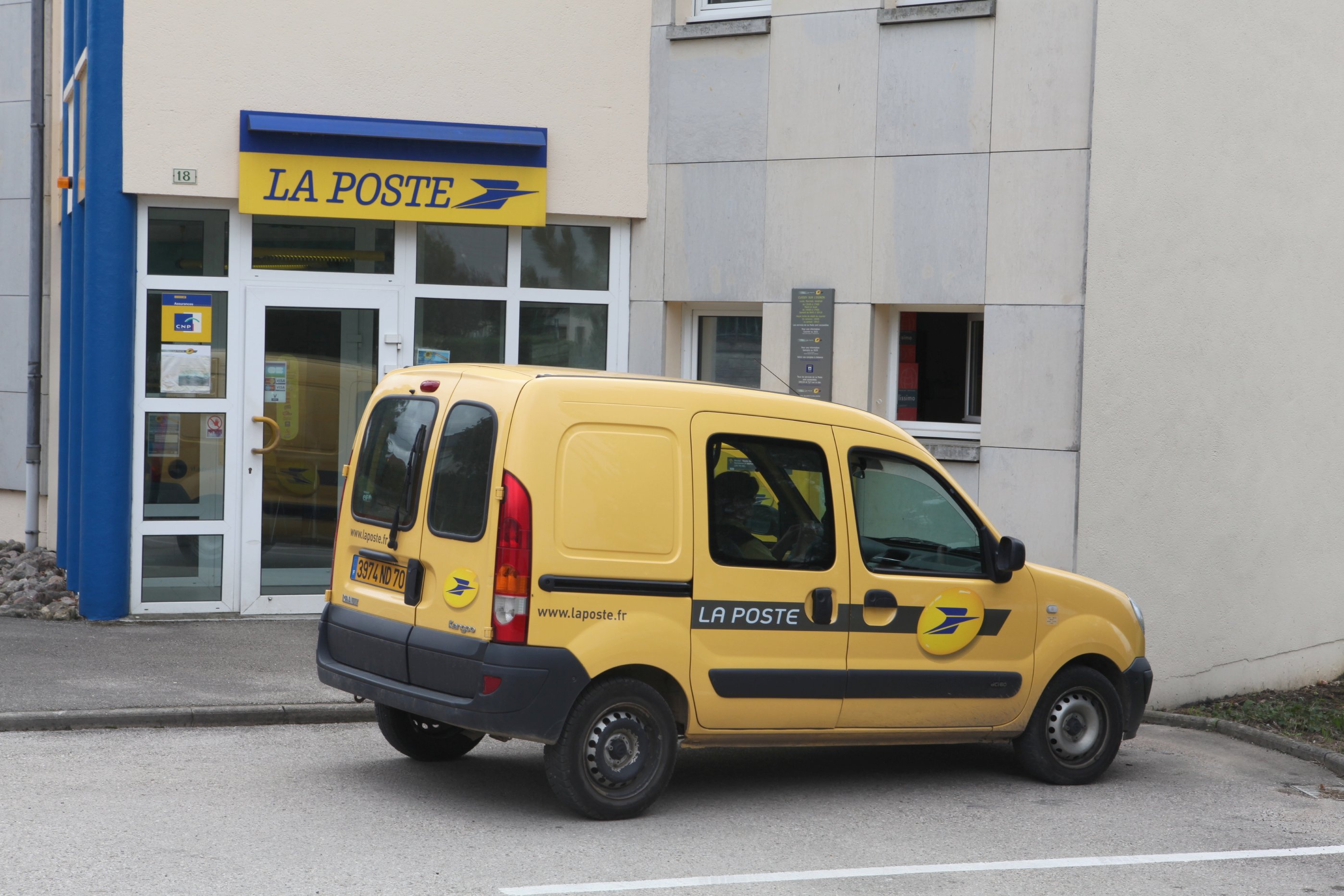 La Poste pourrait devenir un point de vente de billets d’avion ou de train!