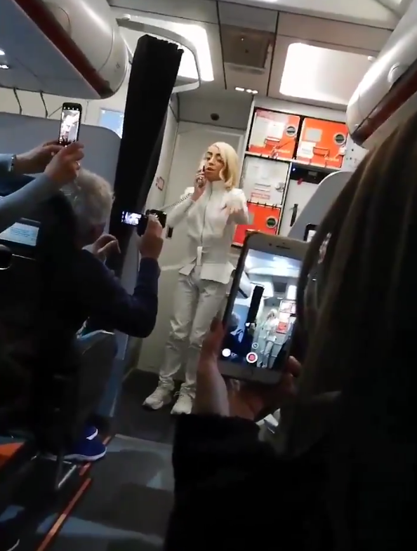 Eurovision : Bilal Hassani fait déjà le show à bord d'un vol pour Tel Aviv (+vidéo) Eurovision : Bilal Hassani fait déjà le show à bord d'un vol pour Tel Aviv (+vidéo)