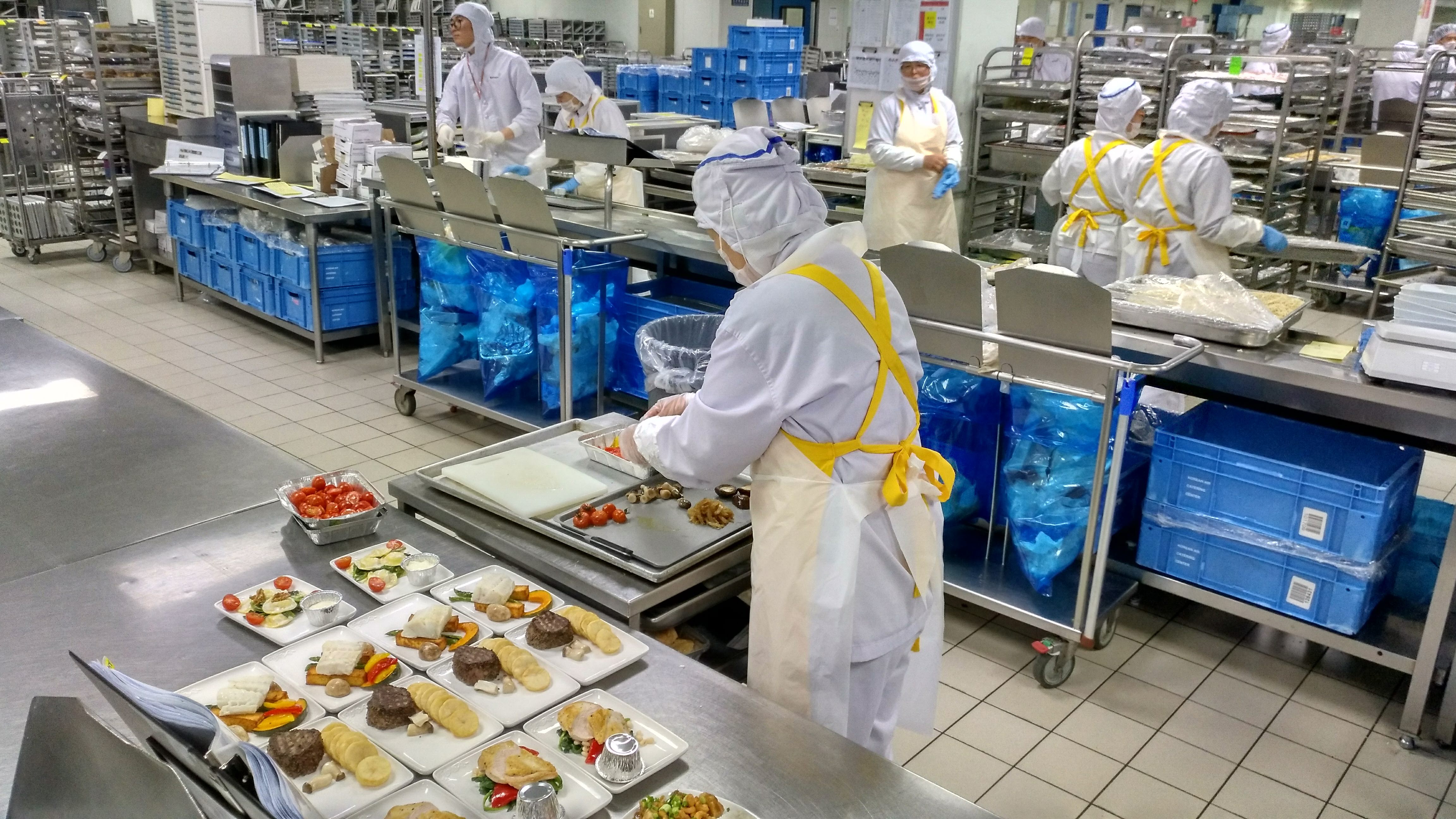 Peut-on faire confiance aux plateaux repas servis à bord de nos avions ? Peut-on faire confiance aux plateaux repas servis à bord de nos avions ?