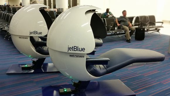 Des sièges capsules pour faire la sieste à JFK