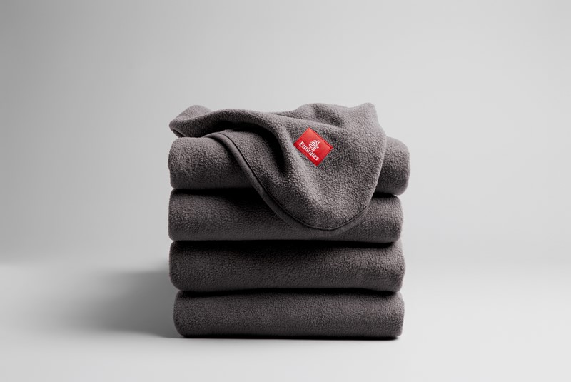 Emirates : 28 bouteilles en plastique pour 1 couverture Emirates : 28 bouteilles en plastique pour 1 couverture