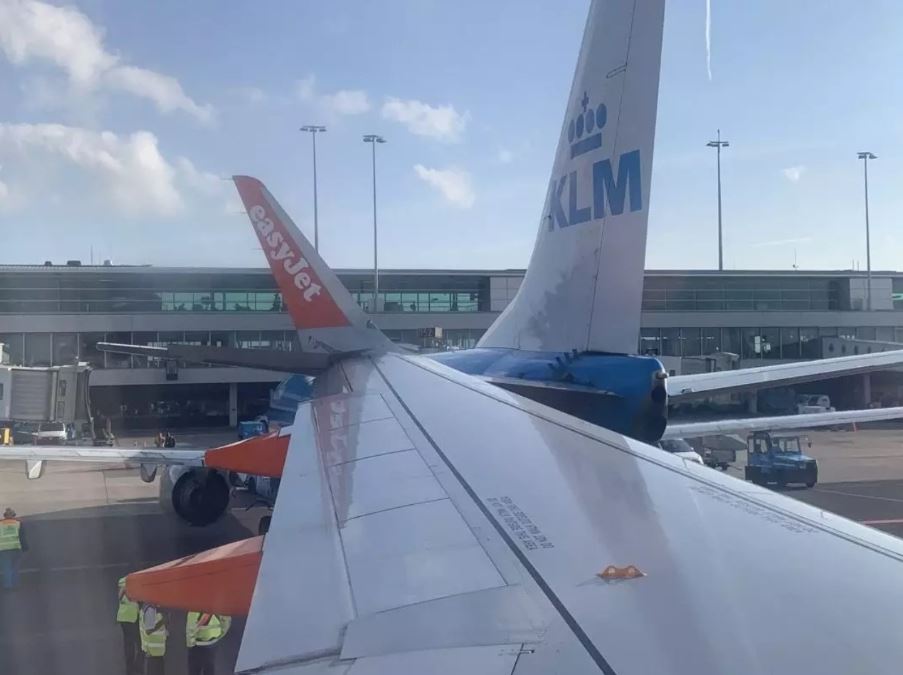Collision au sol de deux avions à Amsterdam Schiphol (Vidéo) Collision au sol de deux avions à Amsterdam Schiphol (Vidéo)