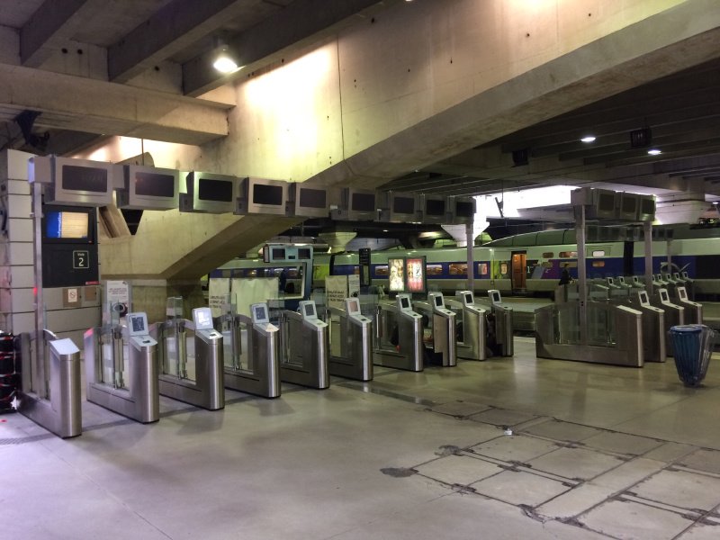 Des portiques pour les TGV en gare de Montparnasse Des portiques pour les TGV en gare de Montparnasse