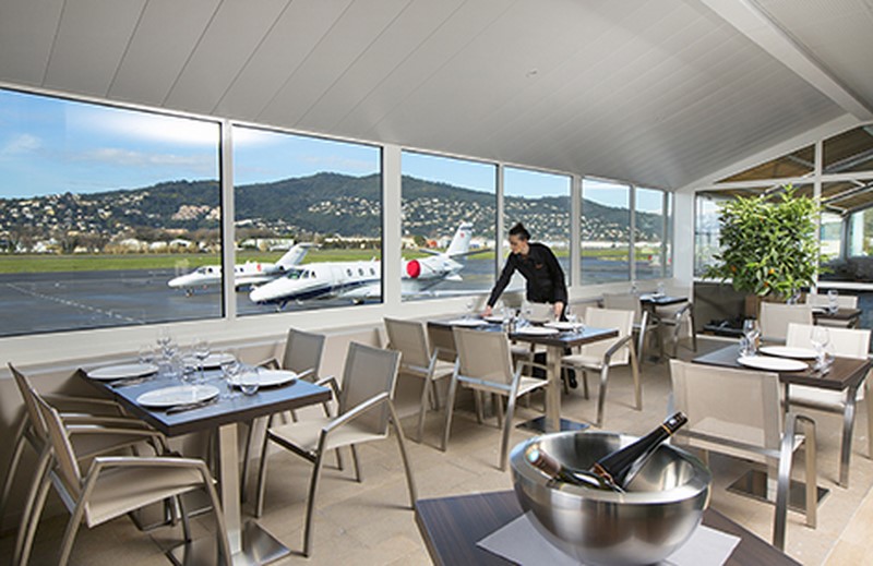 Un dîner d'affaires avec vue sur piste à l’Aéroport Cannes Mandelieu Un dîner d'affaires avec vue sur piste à l’Aéroport Cannes Mandelieu