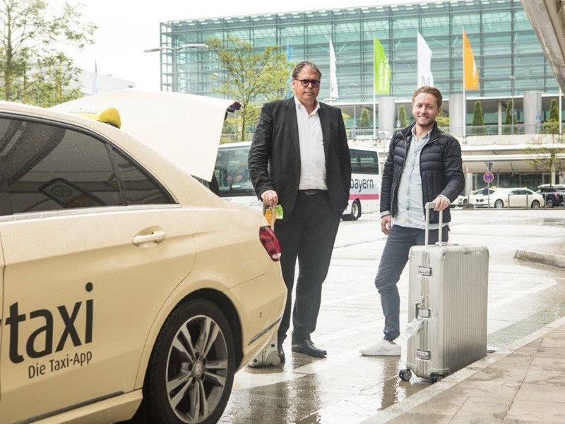 Lufthansa fait taxi à l'aéroport de Munich Lufthansa fait taxi à l'aéroport de Munich