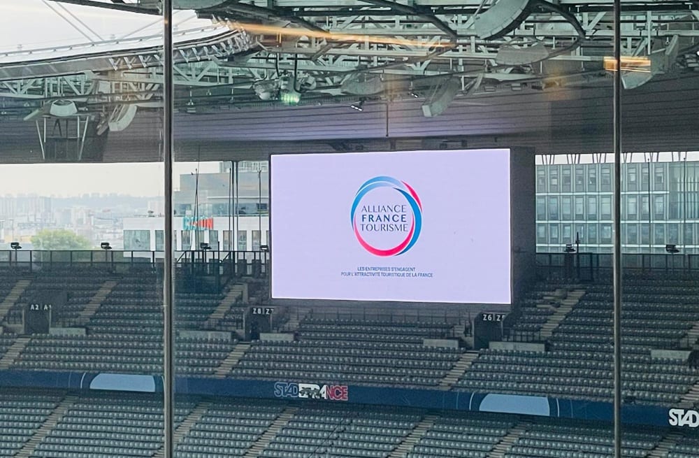 L'Alliance France Tourisme a hissé son logo et ses couleurs au Stade de France lundi28 septembre, pendant la conférence de presse.